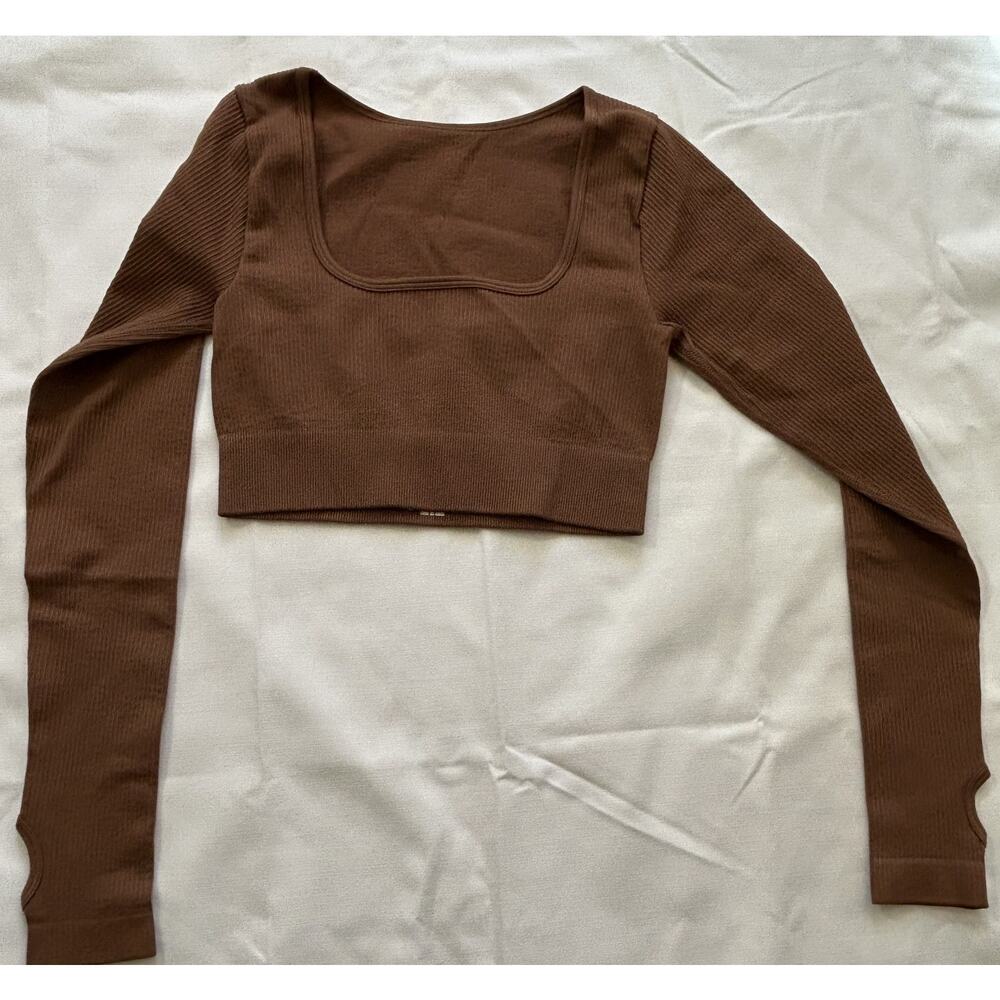 NWOT OQQ Women's Workout Yoga Top Ribbed Knit Cropped Thumbholes Brown Size S